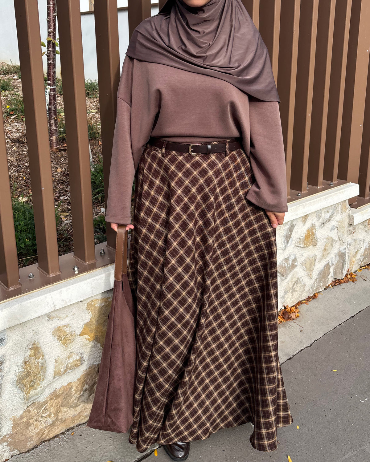 Jupe longue évasée à carreaux marron avec ceinture