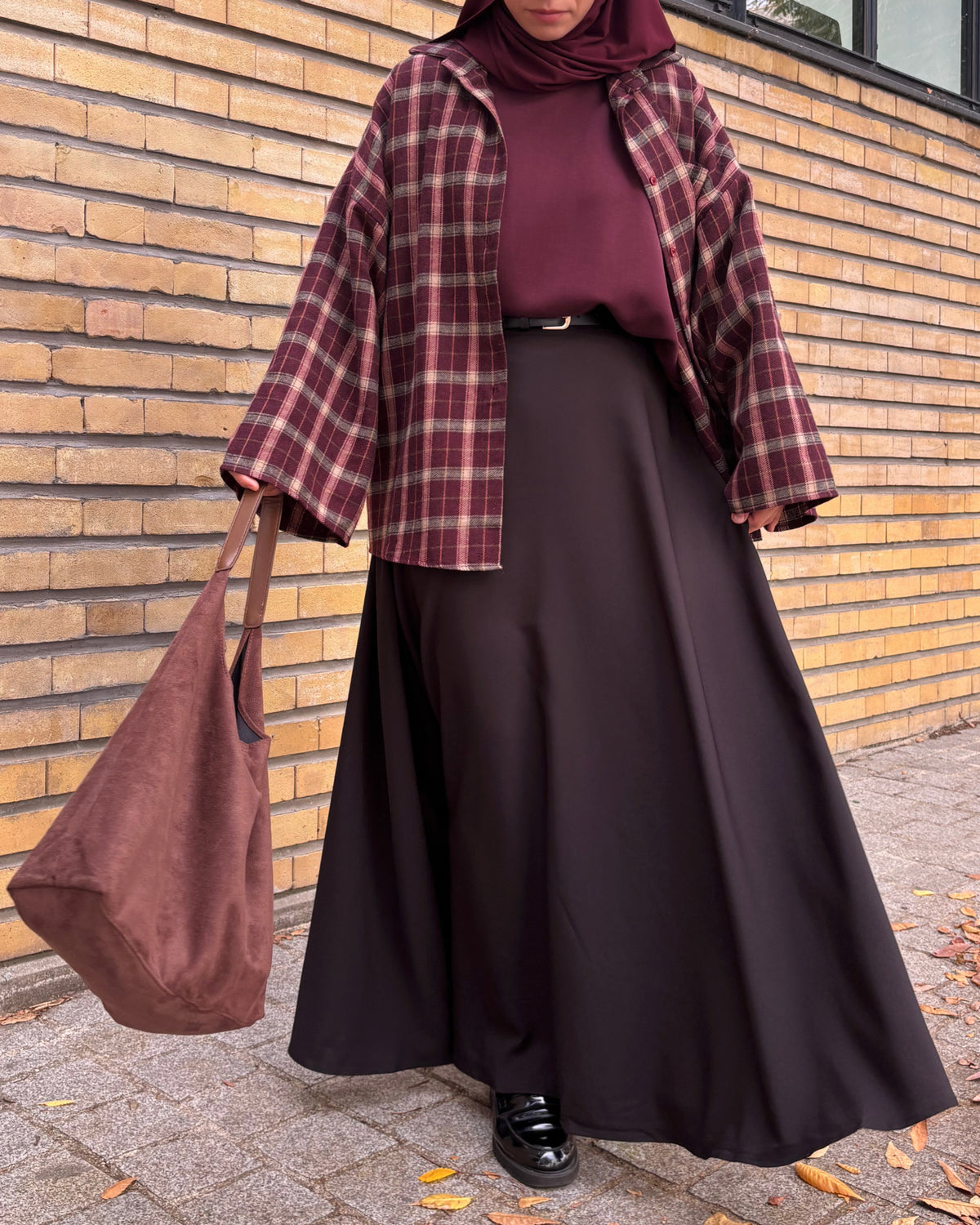 Jupe longue évasée avec ceinture – Noir & Bordeaux