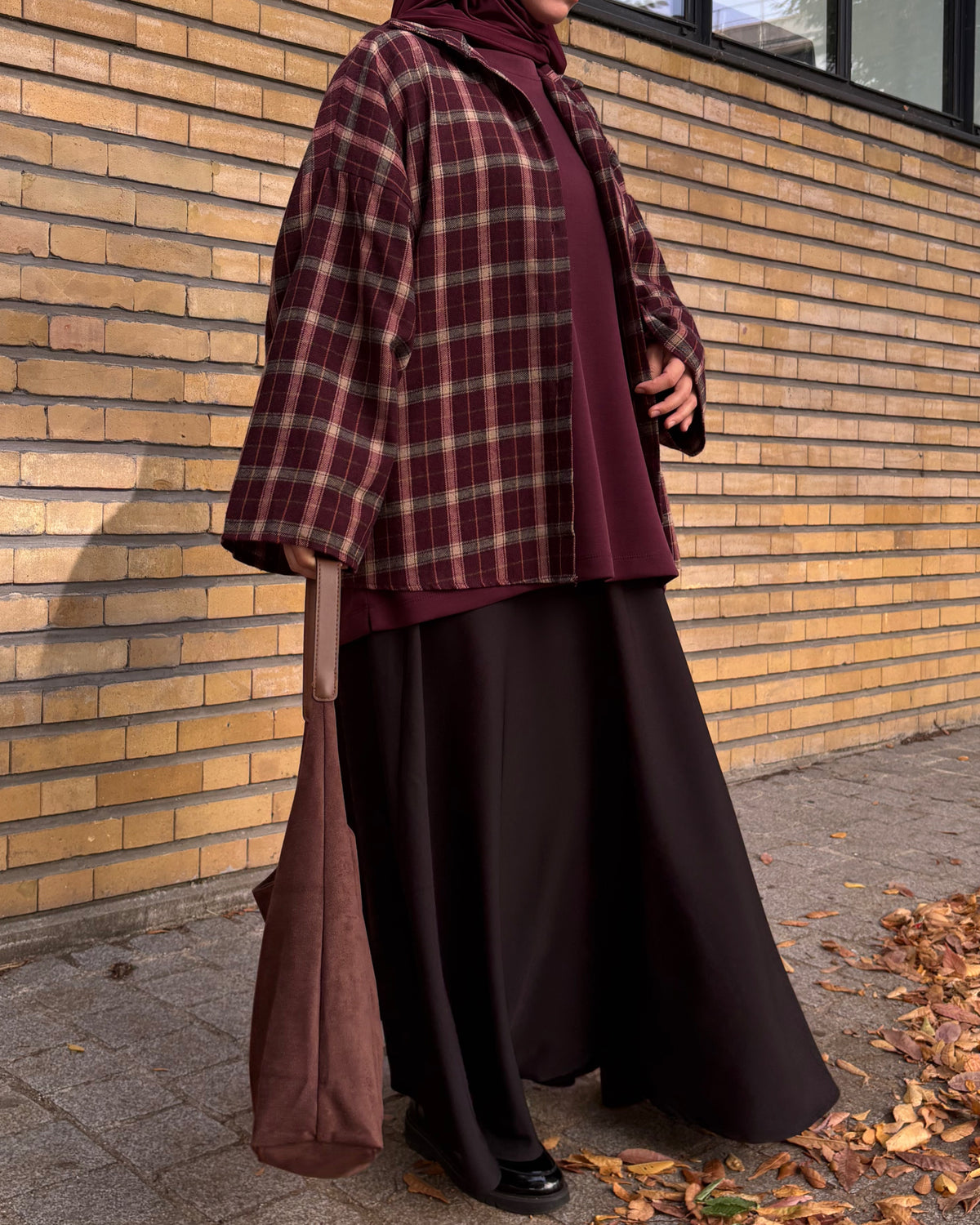 Jupe longue évasée avec ceinture – Noir & Bordeaux