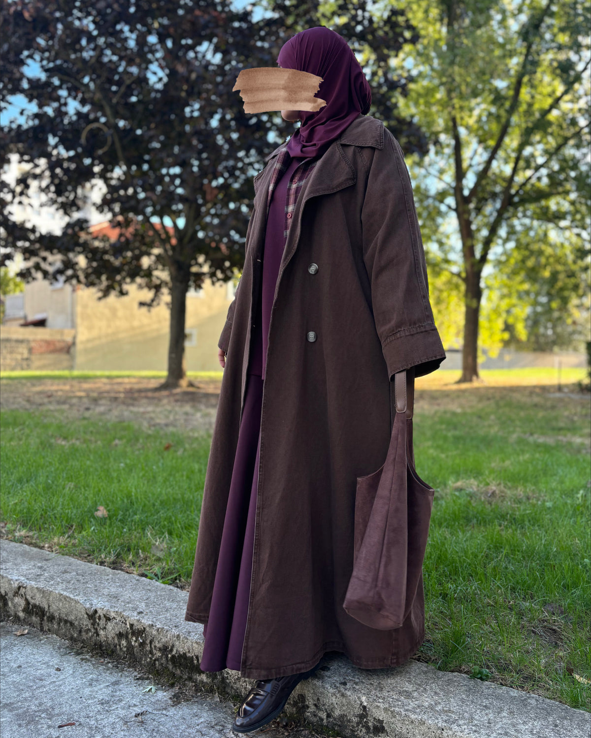 Trench long en jean – le denim pensé pour la modest fashion
