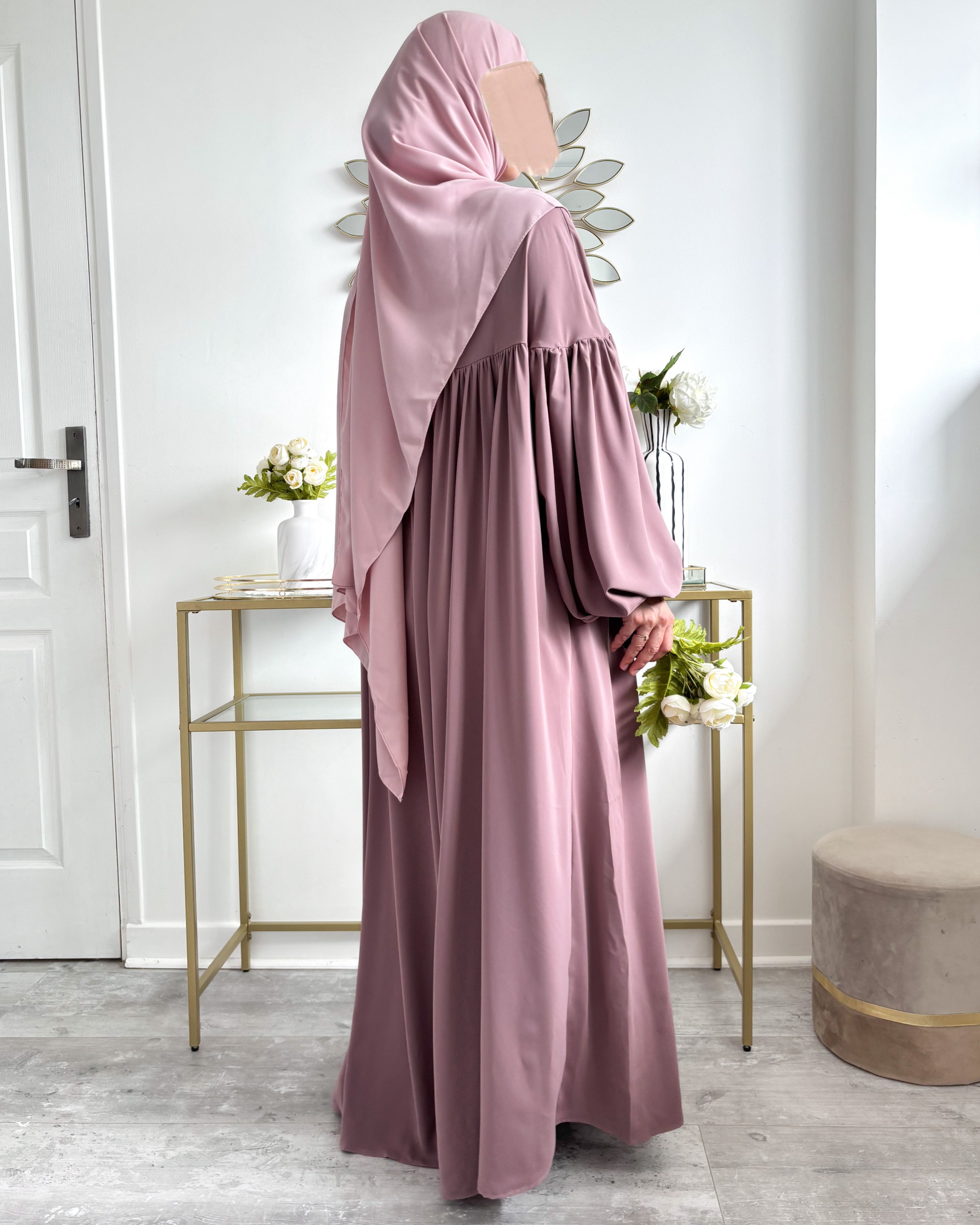 	Abaya Alya fluide et couvrante vue de côté – style pudique moderne