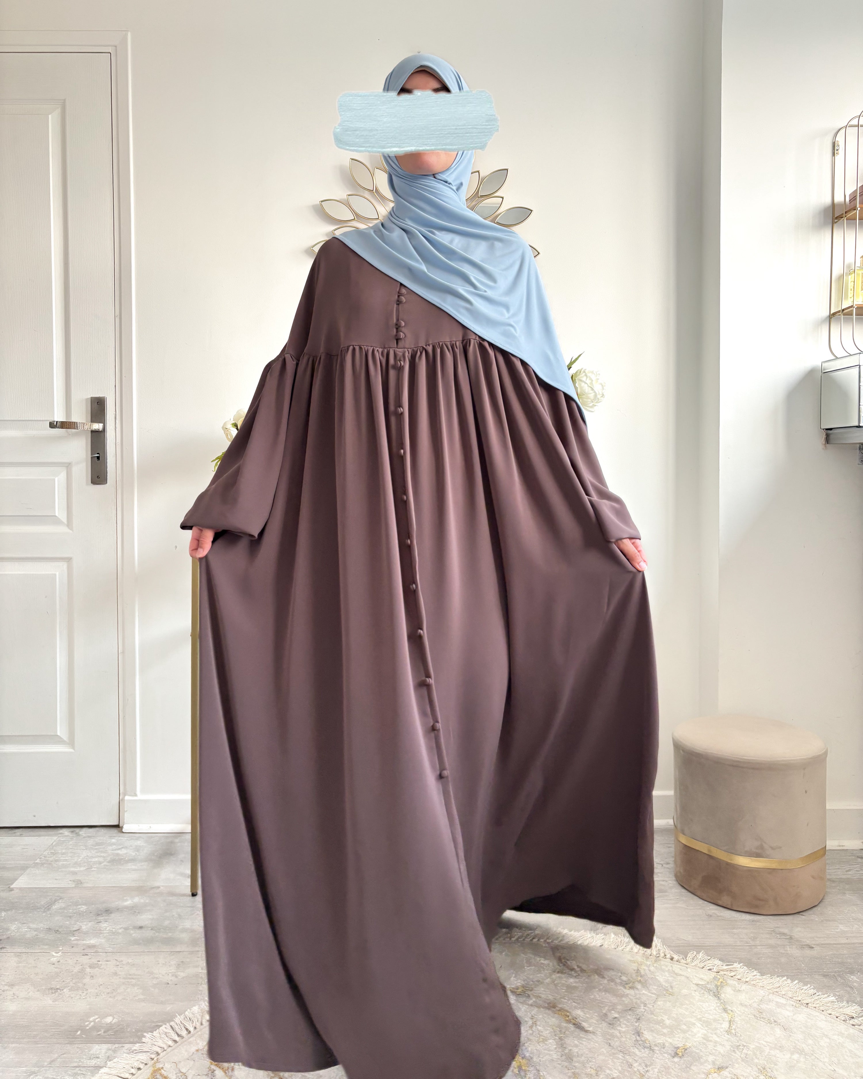 Abaya Alya marron glacé vue de face – coupe droite en soie de Médine pour femme musulmane


