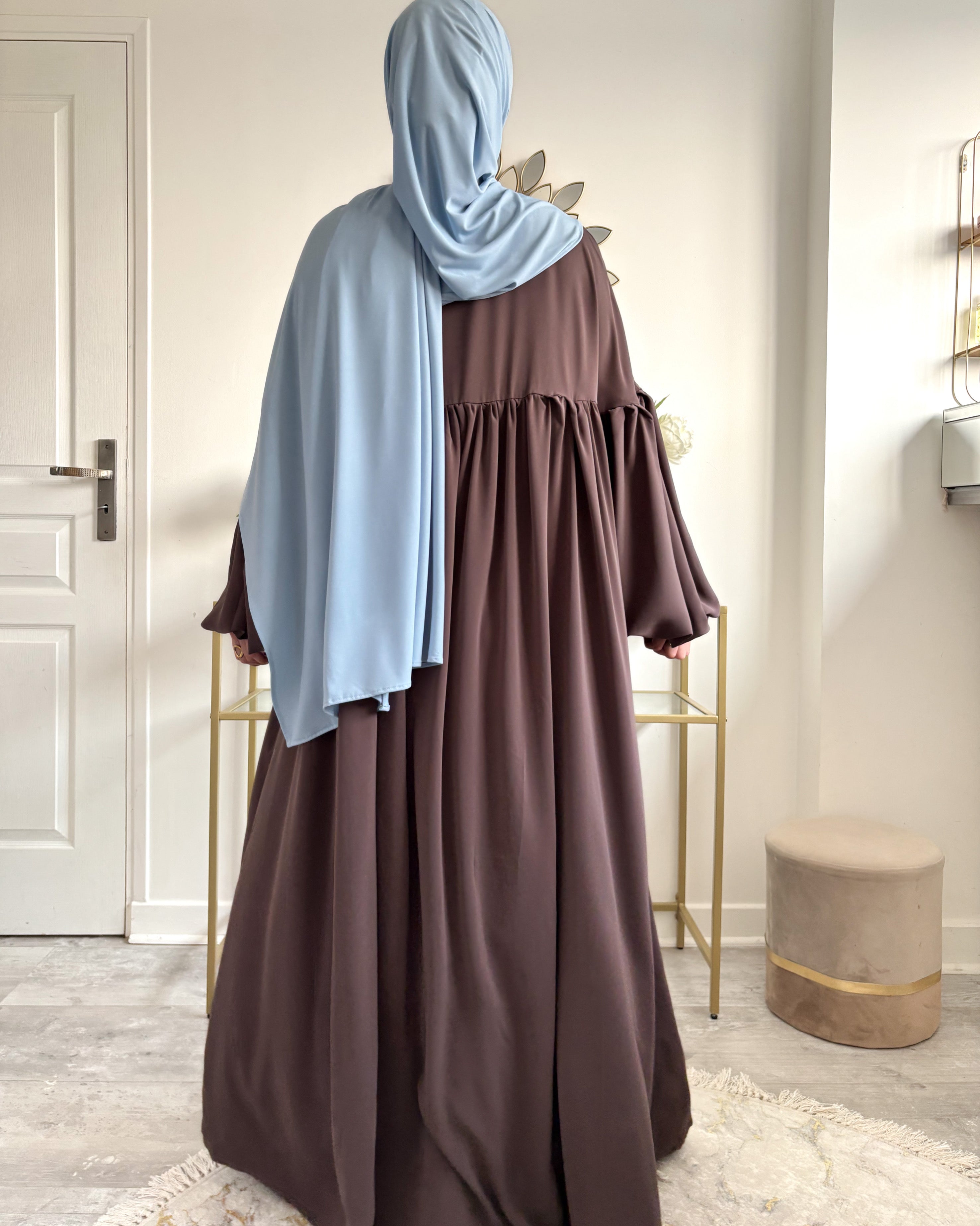 Abaya longue marron glacé vue de dos – style pudique et moderne pour femmes voilées

