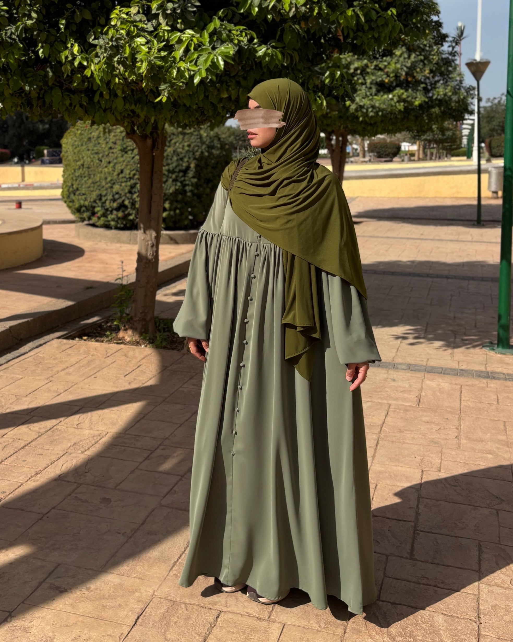 Abaya Alya en soie de Médine vert sauge, abaya fluide et opaque, coupe ample et manches bouffantes, style modeste chic