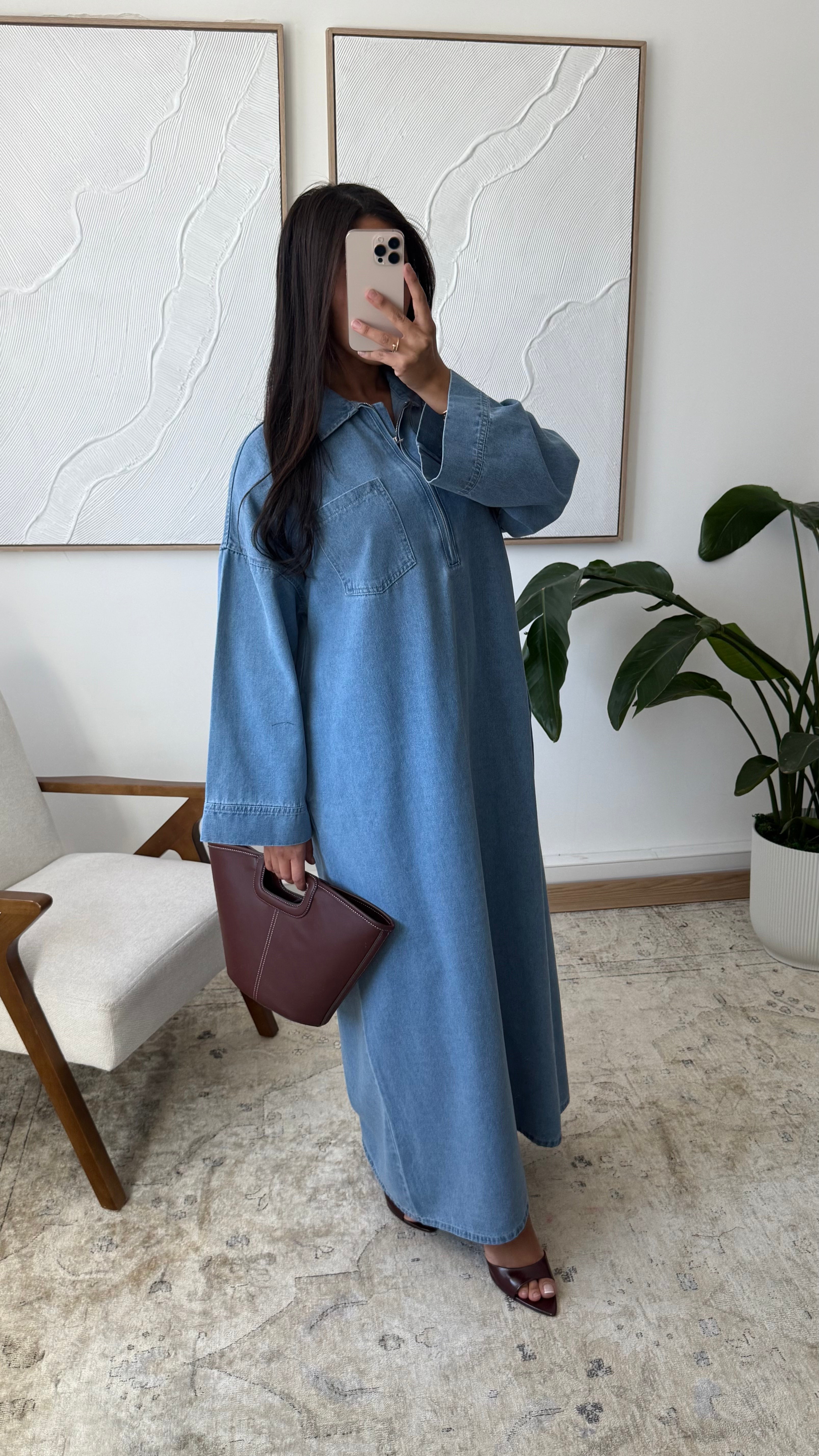 Abaya denim oversize 100% coton bleu, avec zip poitrine et col polo, coupe longue et ample, mode femme musulmane.