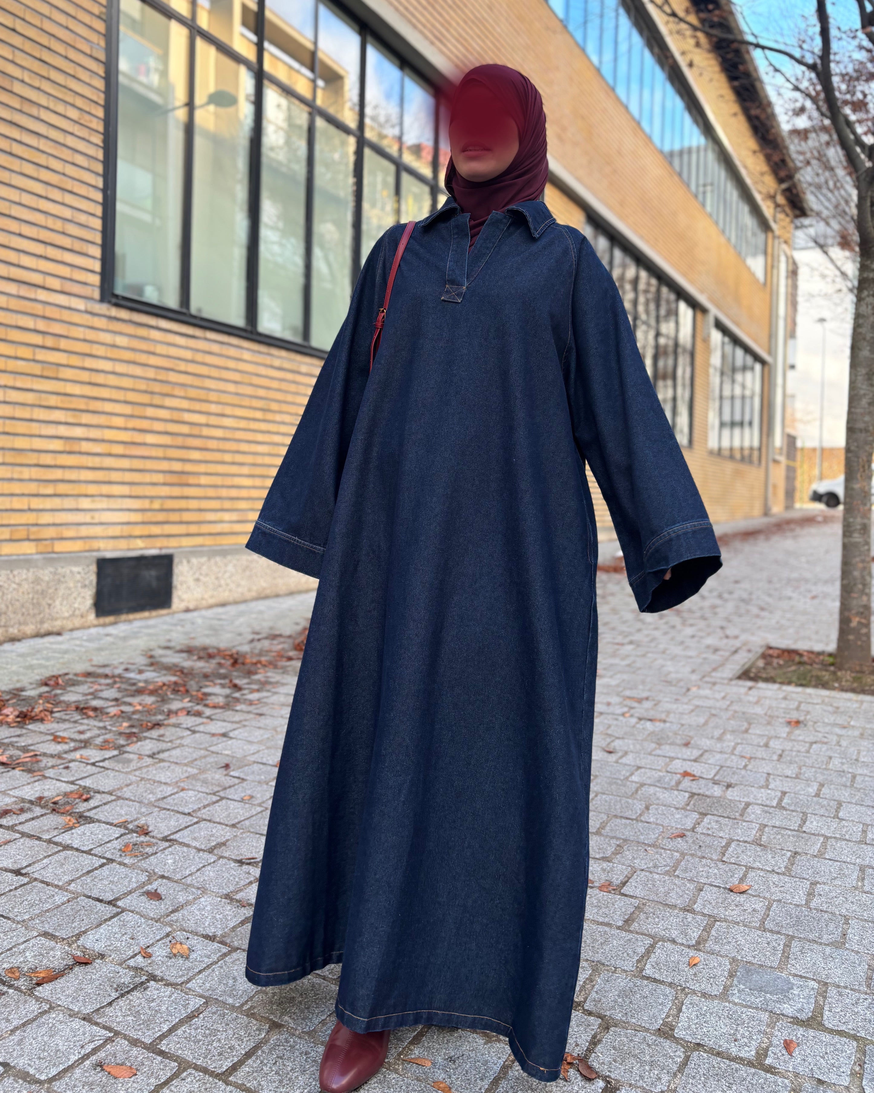 Abaya en jean denim brut vue de face, coupe oversize longue 140 cm, modest fashion automne-hiver.