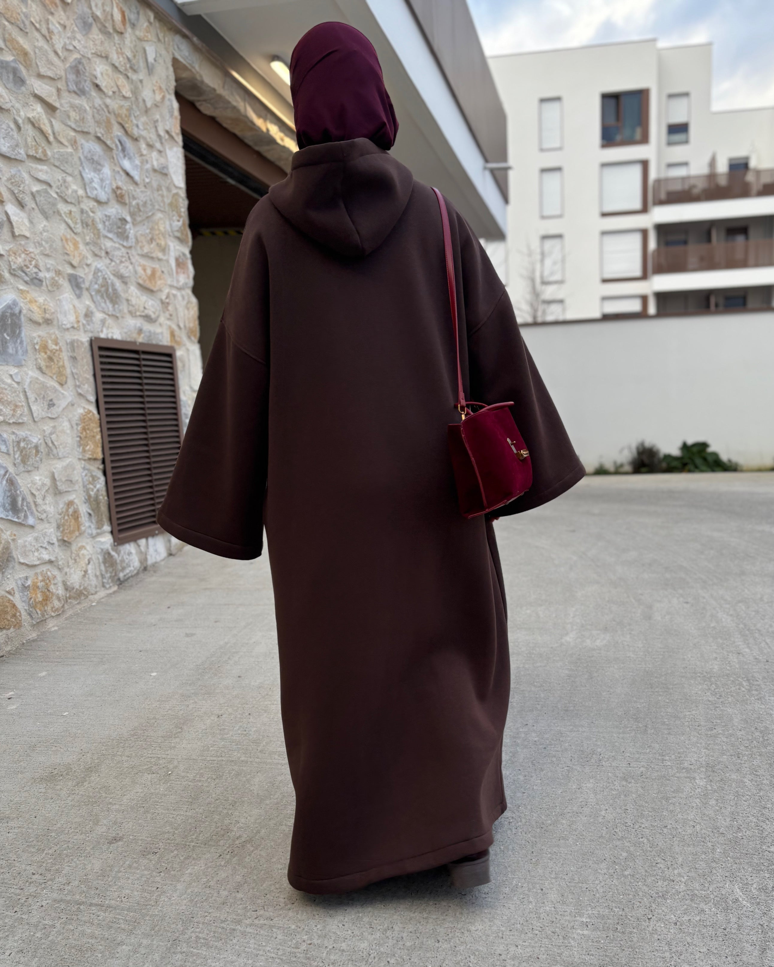 Manches évasées abaya sweat chocolat, tombé élégant et confortable, coupe oversize pudique.