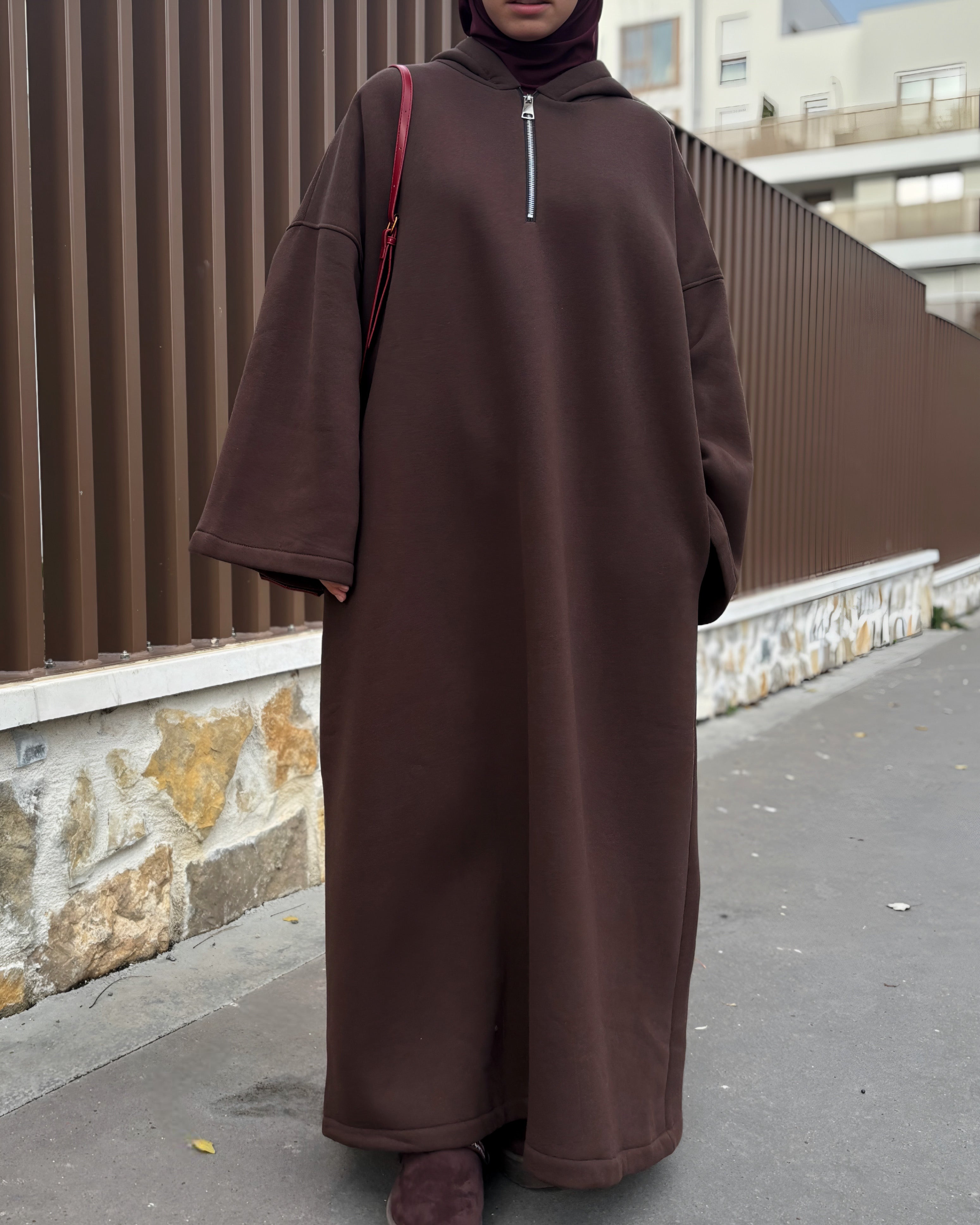 Poches latérales abaya sweat chocolat, pratique pour mains, téléphone et clés, modest fashion du quotidien.