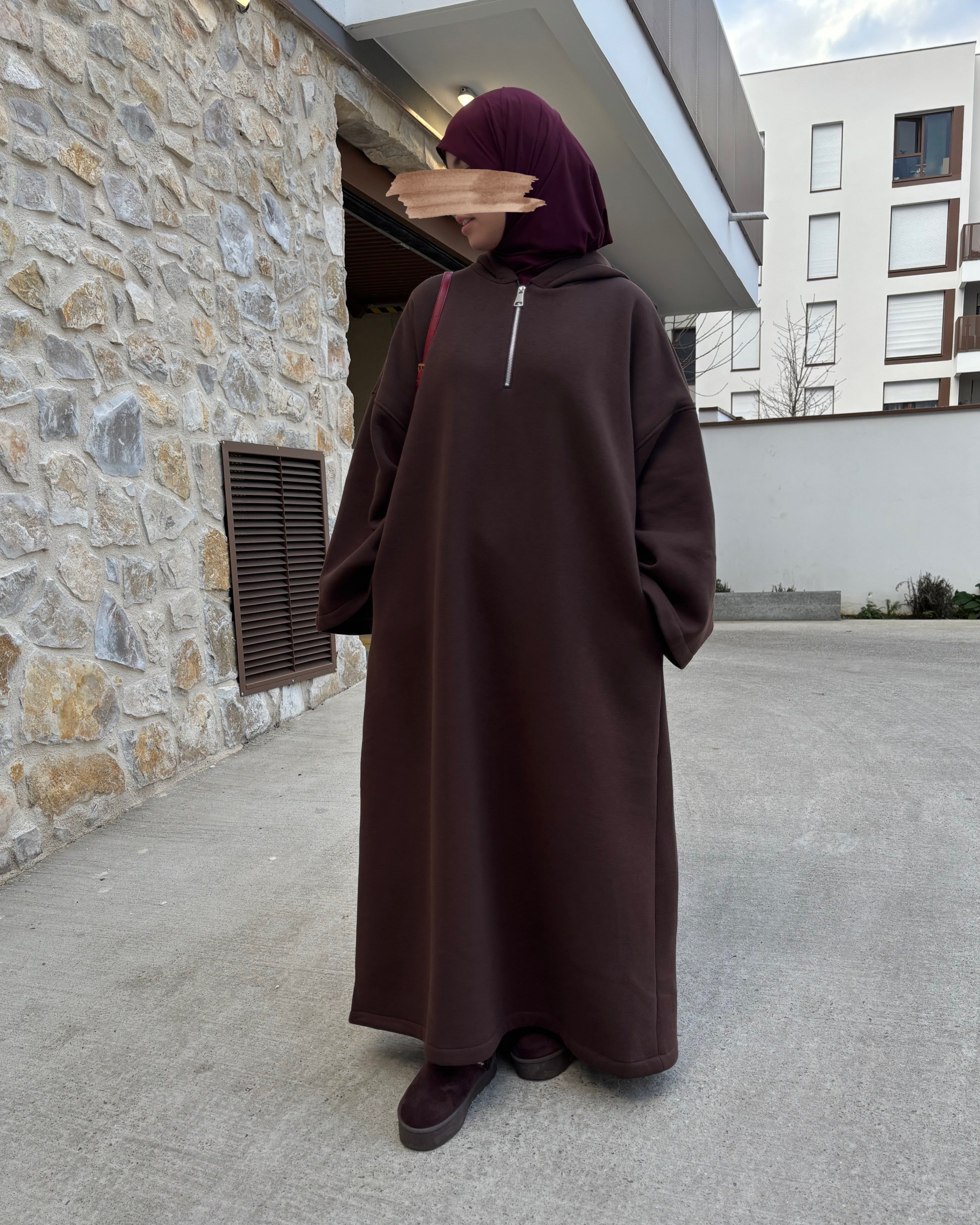 Tissu sweat molletonné intérieur doux et chaud abaya chocolat, parfaite pour l’automne-hiver.