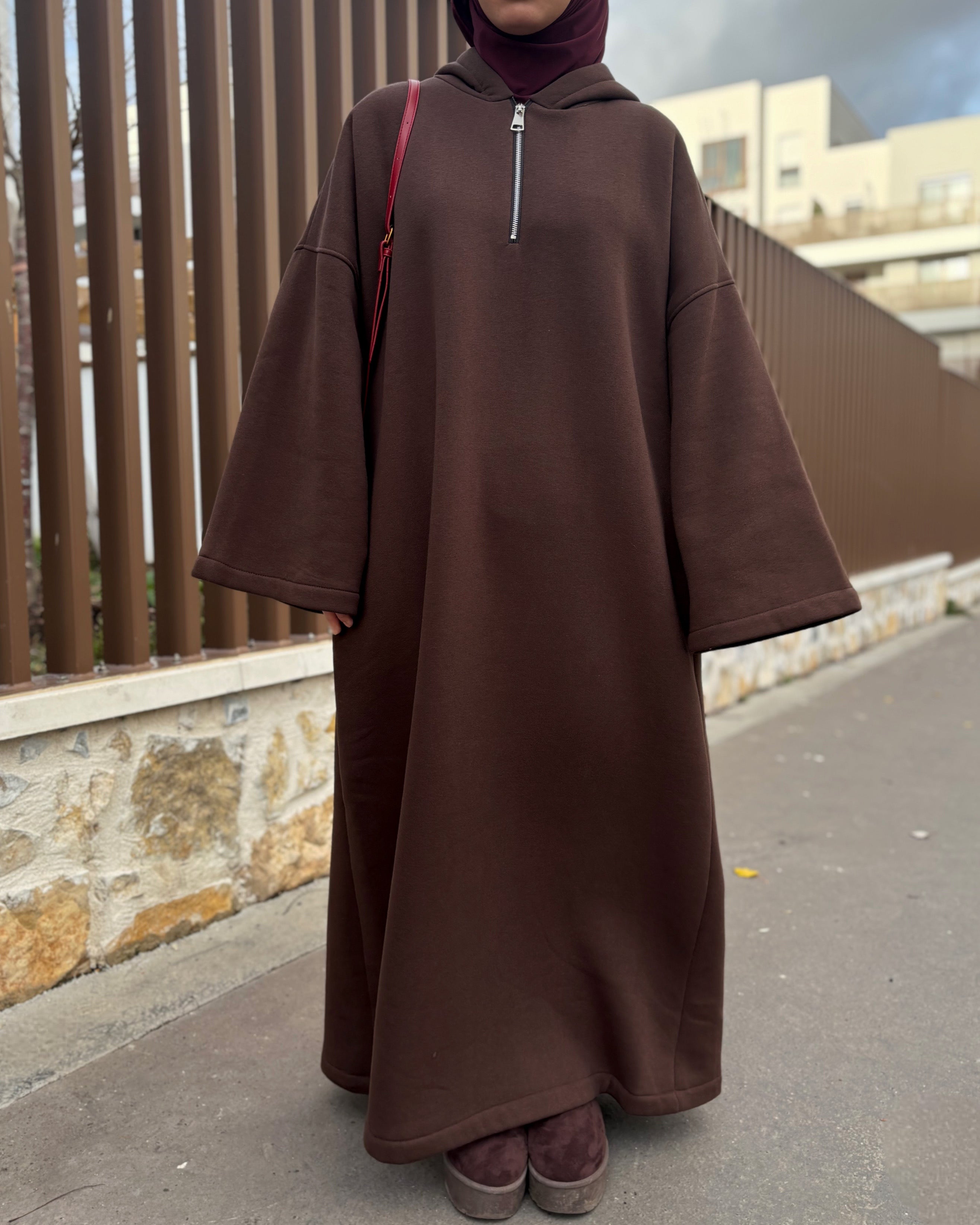 Abaya sweat molletonnée chocolat face, coupe oversize longue 140 cm, tenue modest fashion automne-hiver.