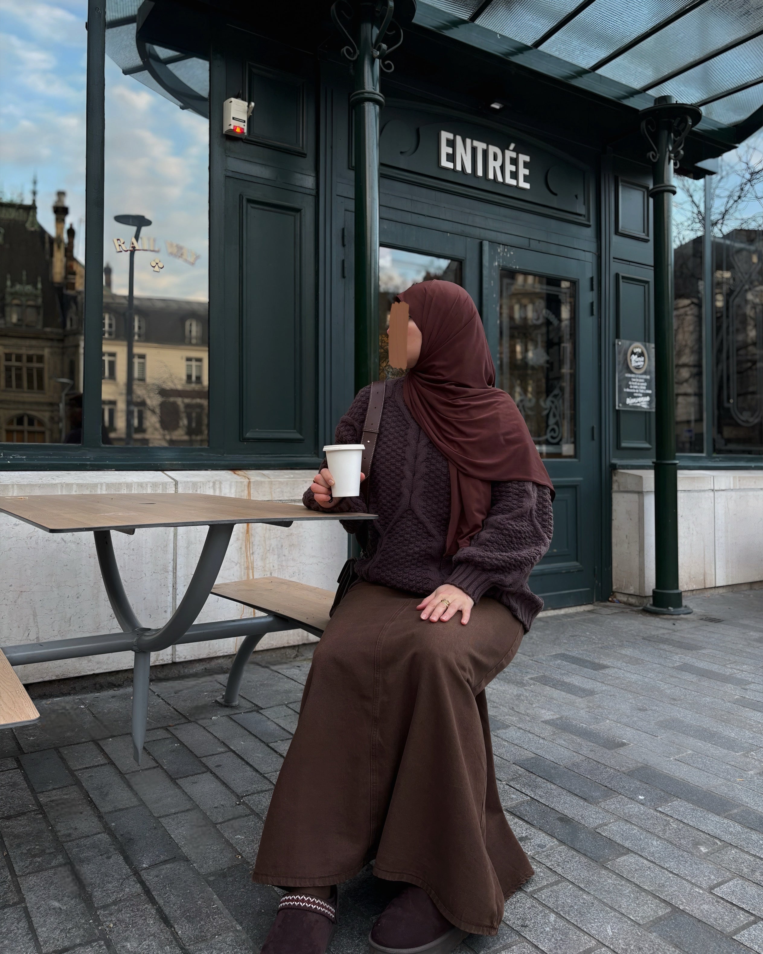 Longueur maxi de la jupe en jean chocolat, rendu couvrant et élégant