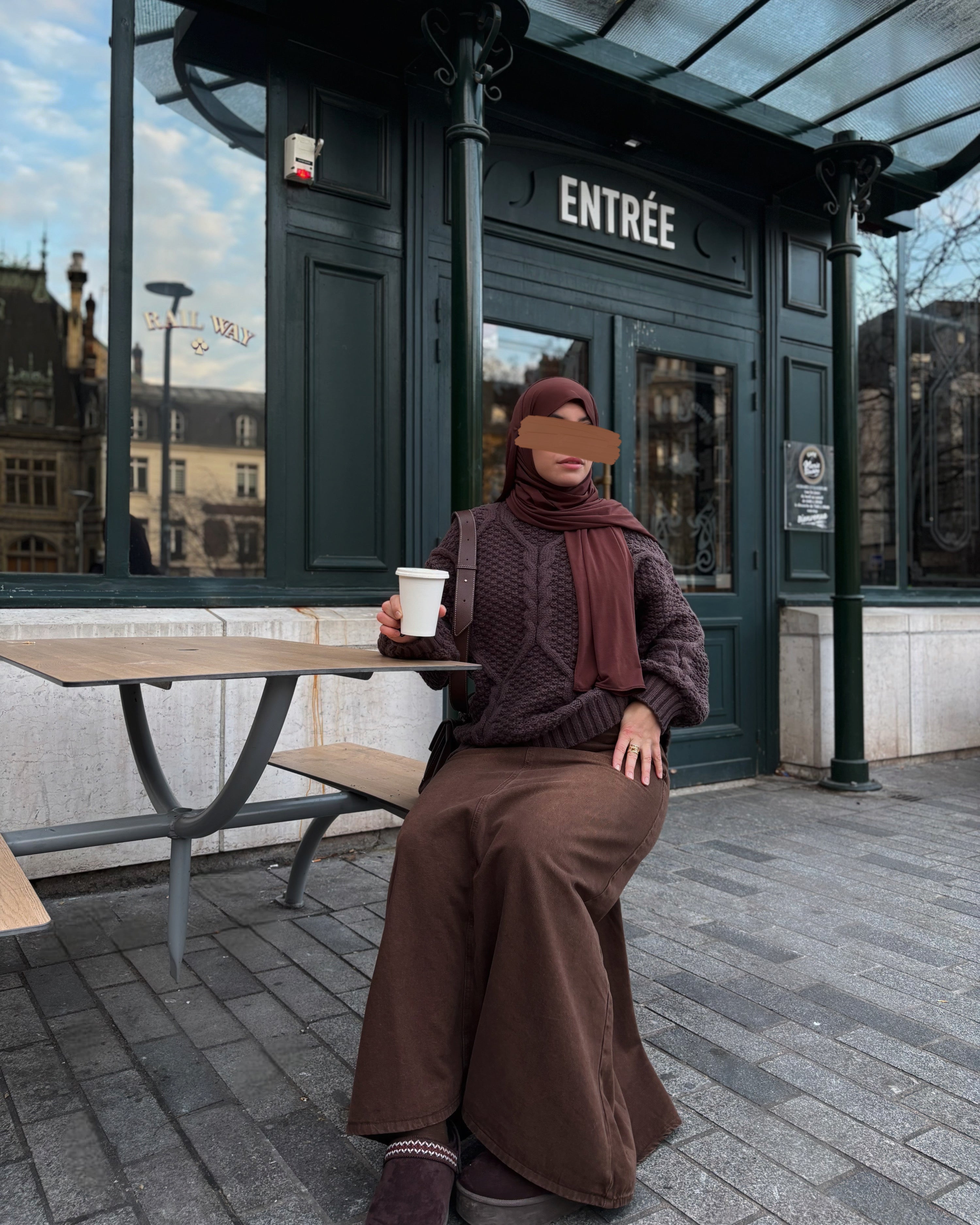 Détail de la taille et de la ceinture de la jupe longue en jean chocolat.