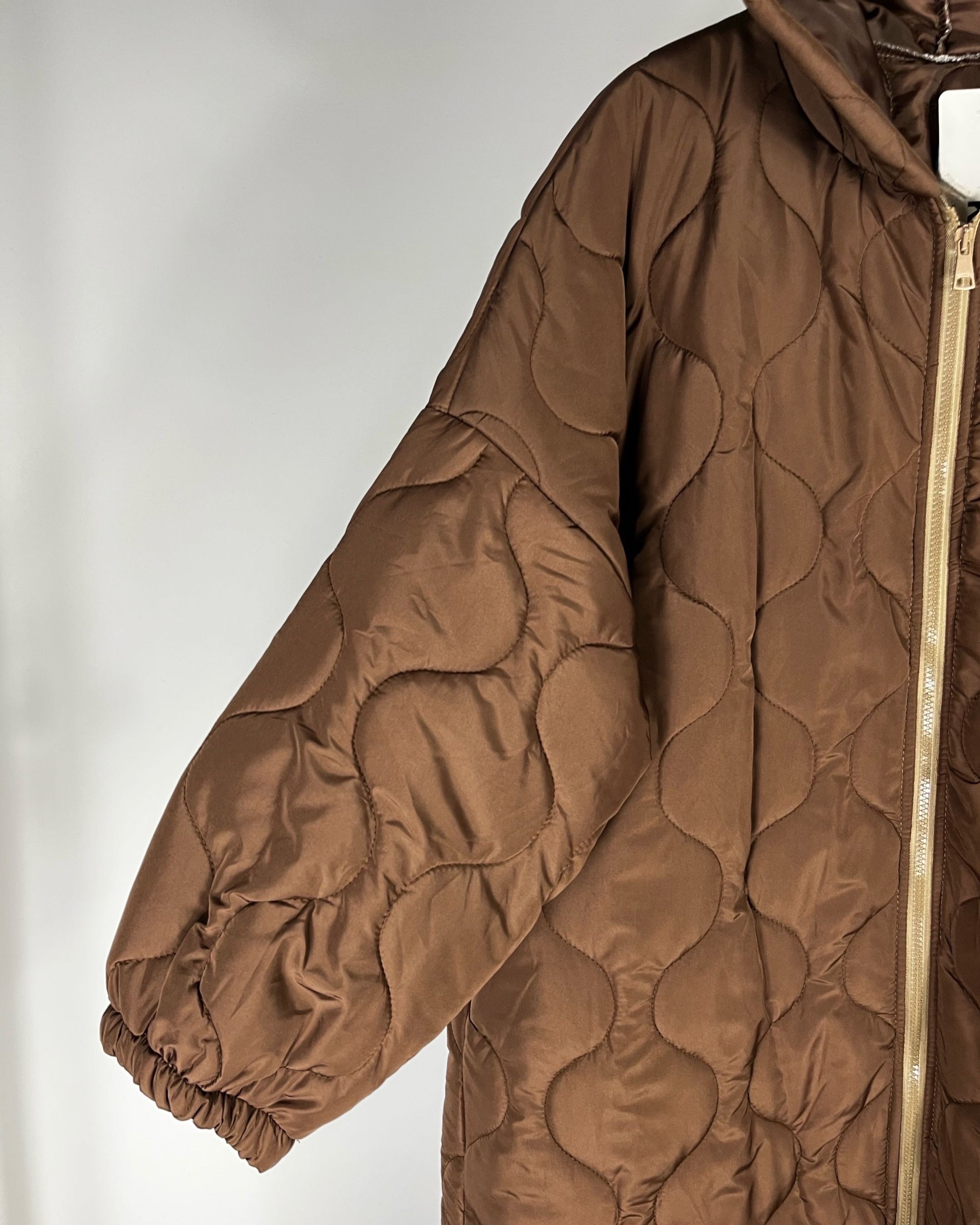 Zip et manche du manteau long matelassé oversize chocolat, look modeste tendance et confortable