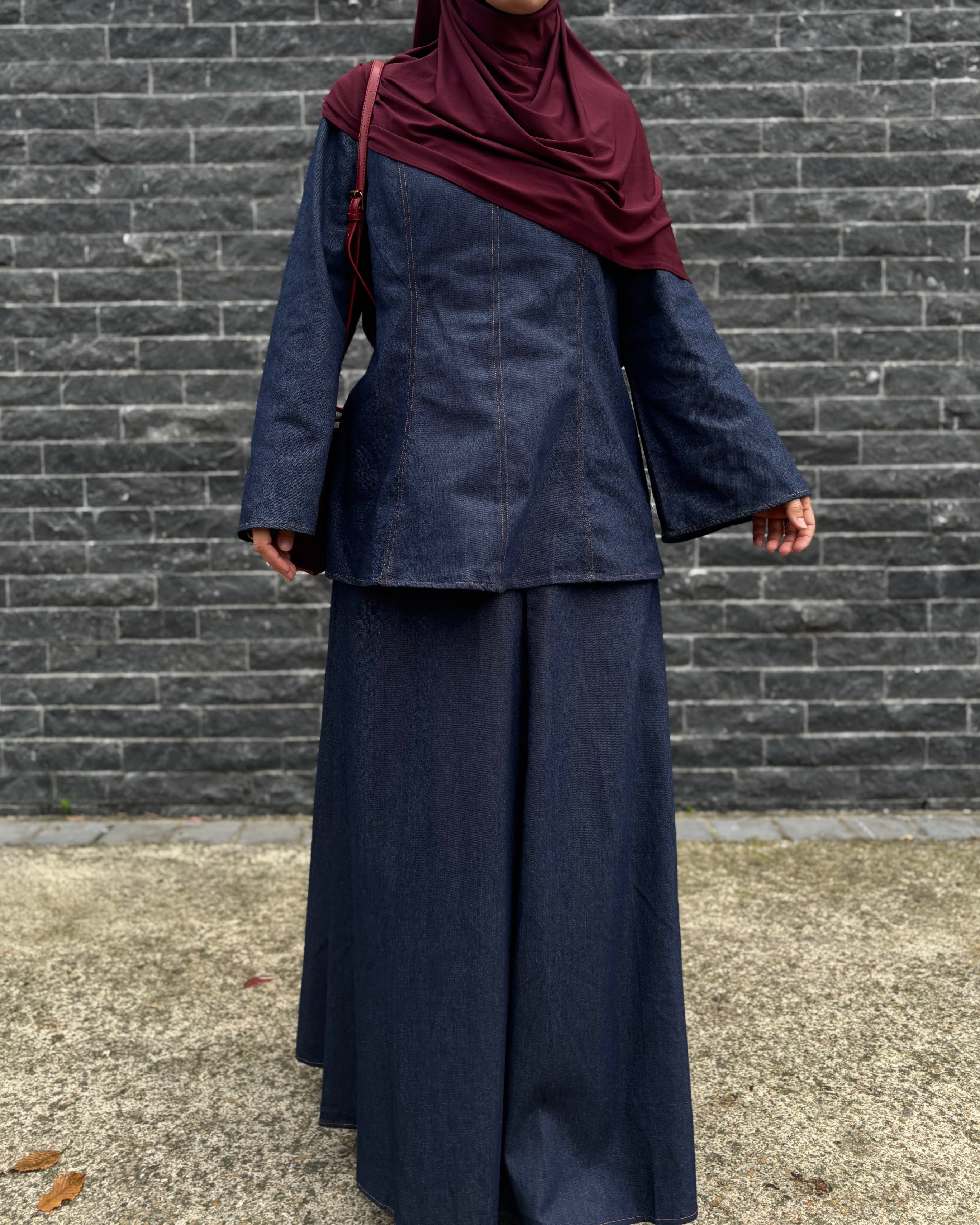 Ensemble denim foncé version modeste sans ceinture – vue de face.