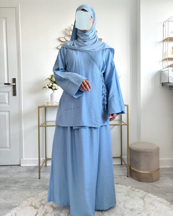 Ensemble bleu bébé vue de face, tunique croisée et jupe évasée