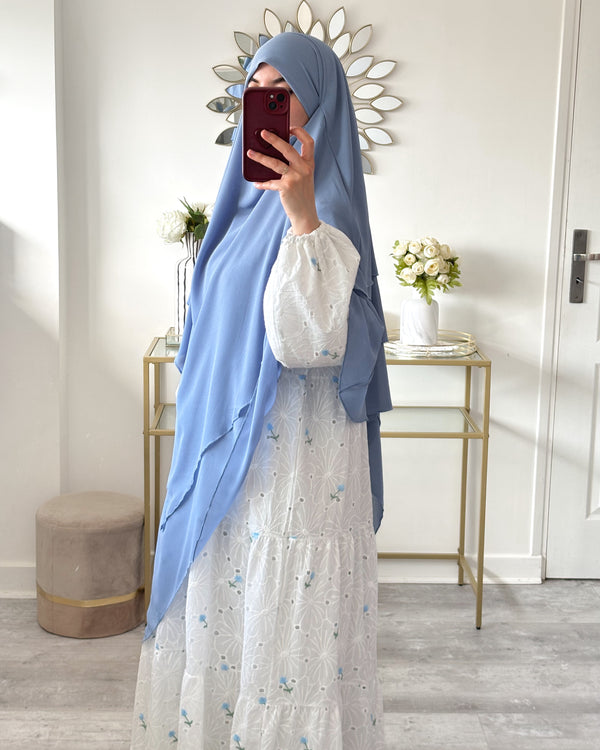 Khimar 3 voiles bleu en mousseline fluide porté par femme musulmane