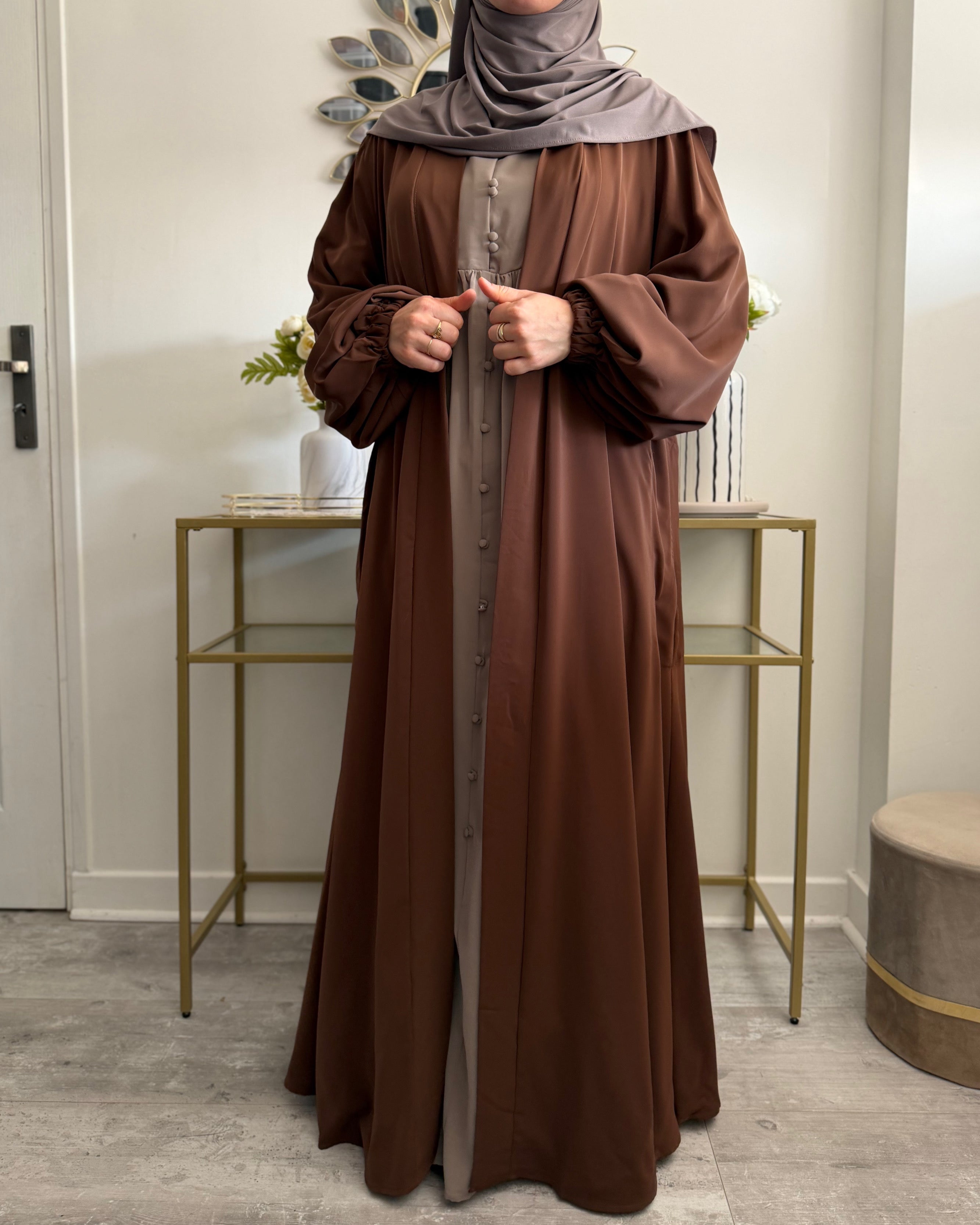 Kimono fluide chocolat porté ouvert sur abaya look modest fashion chic
