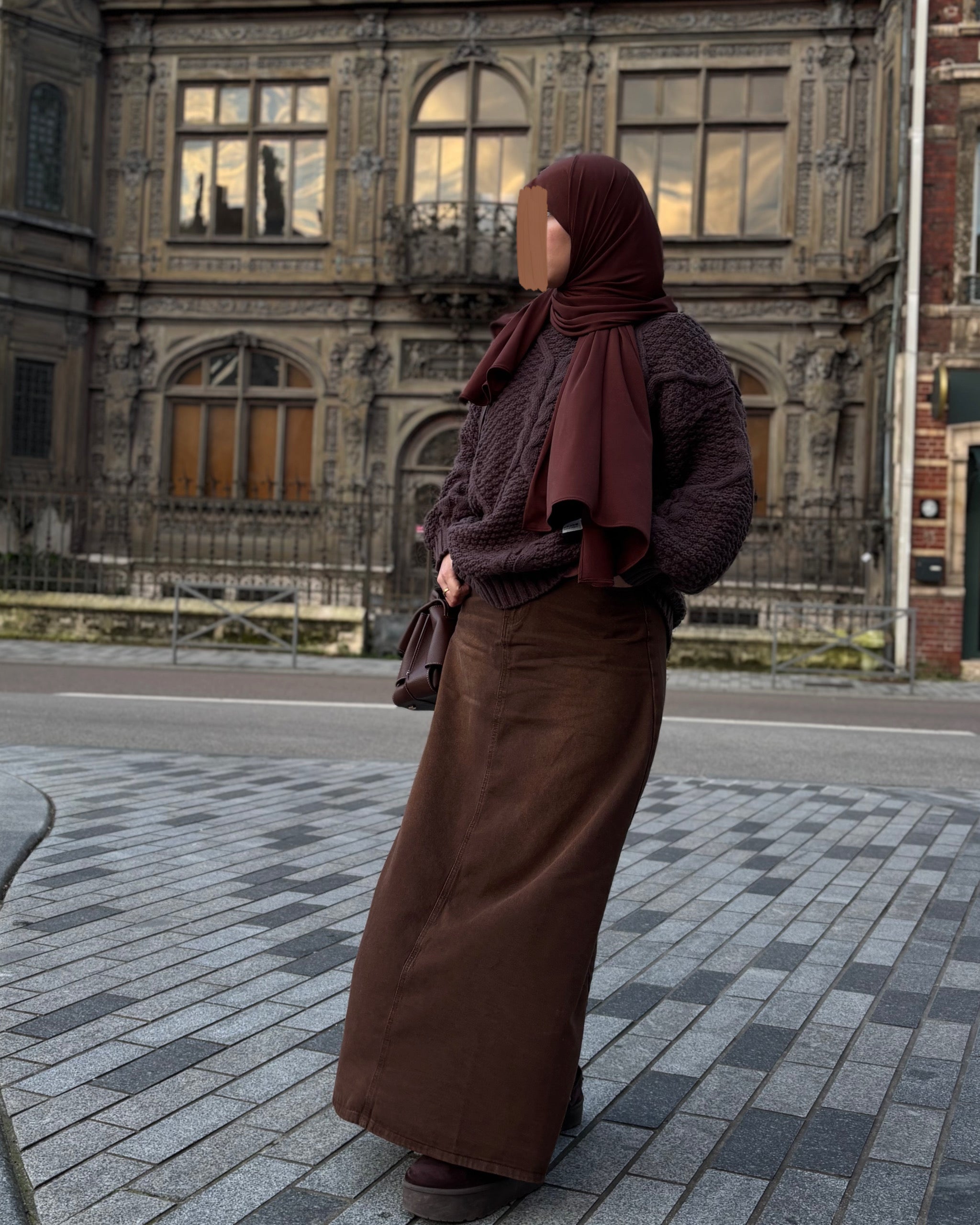 Look casual modest fashion avec jupe longue en jean chocolat et pull.