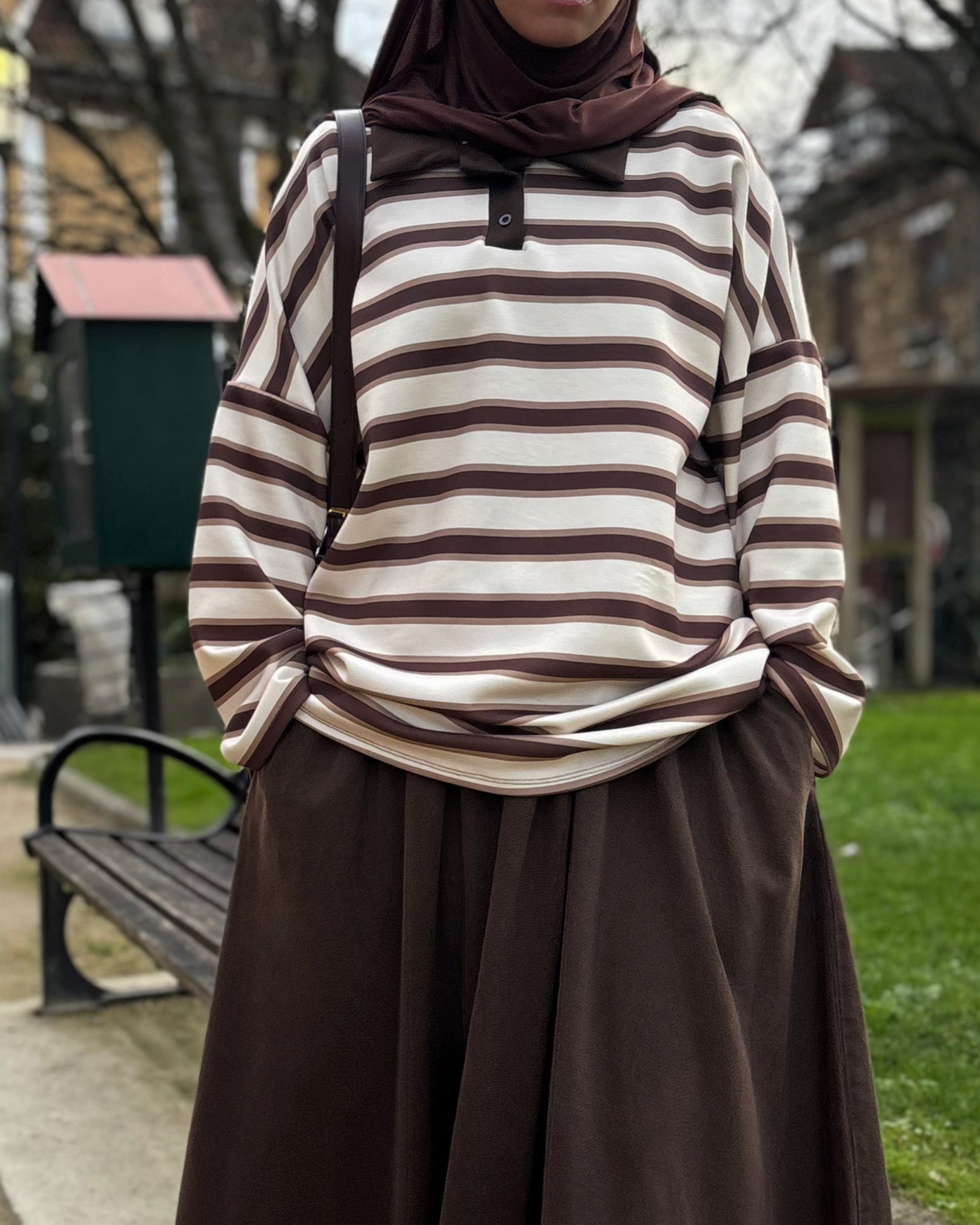 Polo manches longues oversize rayé beige et marron, col polo à boutons, style modeste chic porté au quotidien