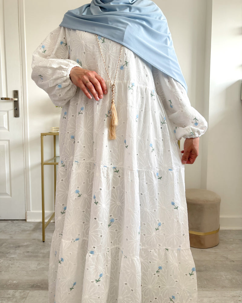 Détail des fleurs brodées sur dentelle anglaise blanche avec hijab bleu – qualité premium