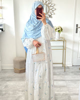 Robe blanche brodée portée avec hijab bleu – tenue estivale chic