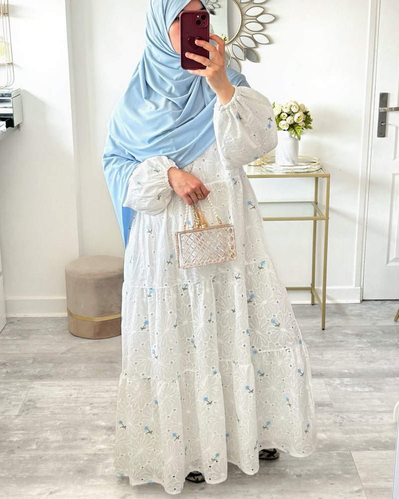 robe longue blanche fleurie brodées sur dentelle anglaise blanche 