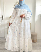 Robe longue blanche en dentelle brodée fleurs bleues – élégante et estivale