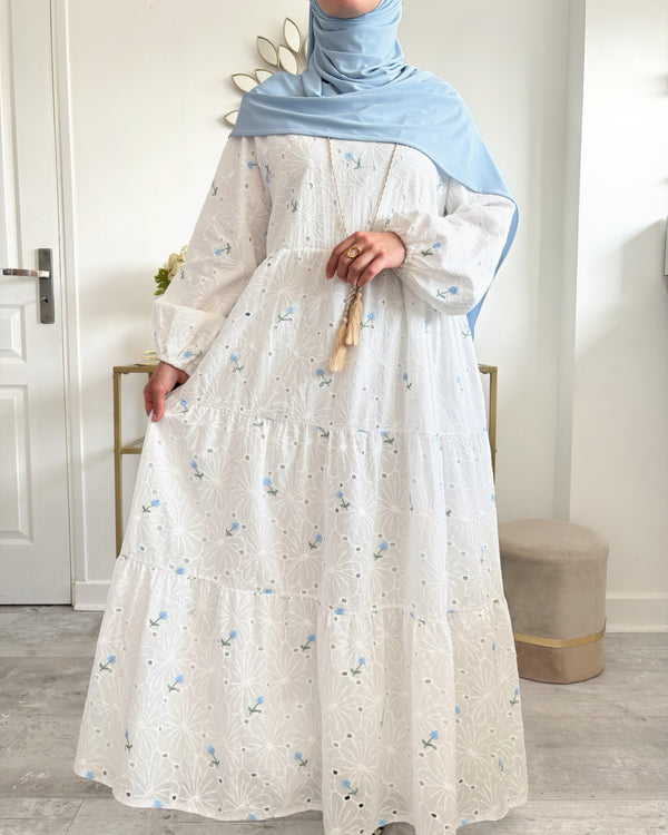 Robe longue blanche en dentelle brodée fleurs bleues – élégante et estivale