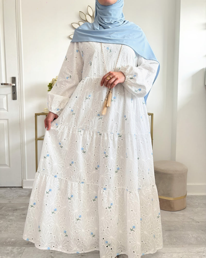Robe longue blanche en dentelle brodée fleurs bleues – élégante et estivale