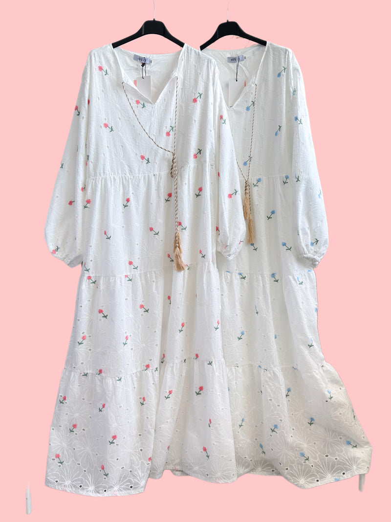 Robe blanche en dentelle anglaise brodée fleurs roses – style frais et pudique