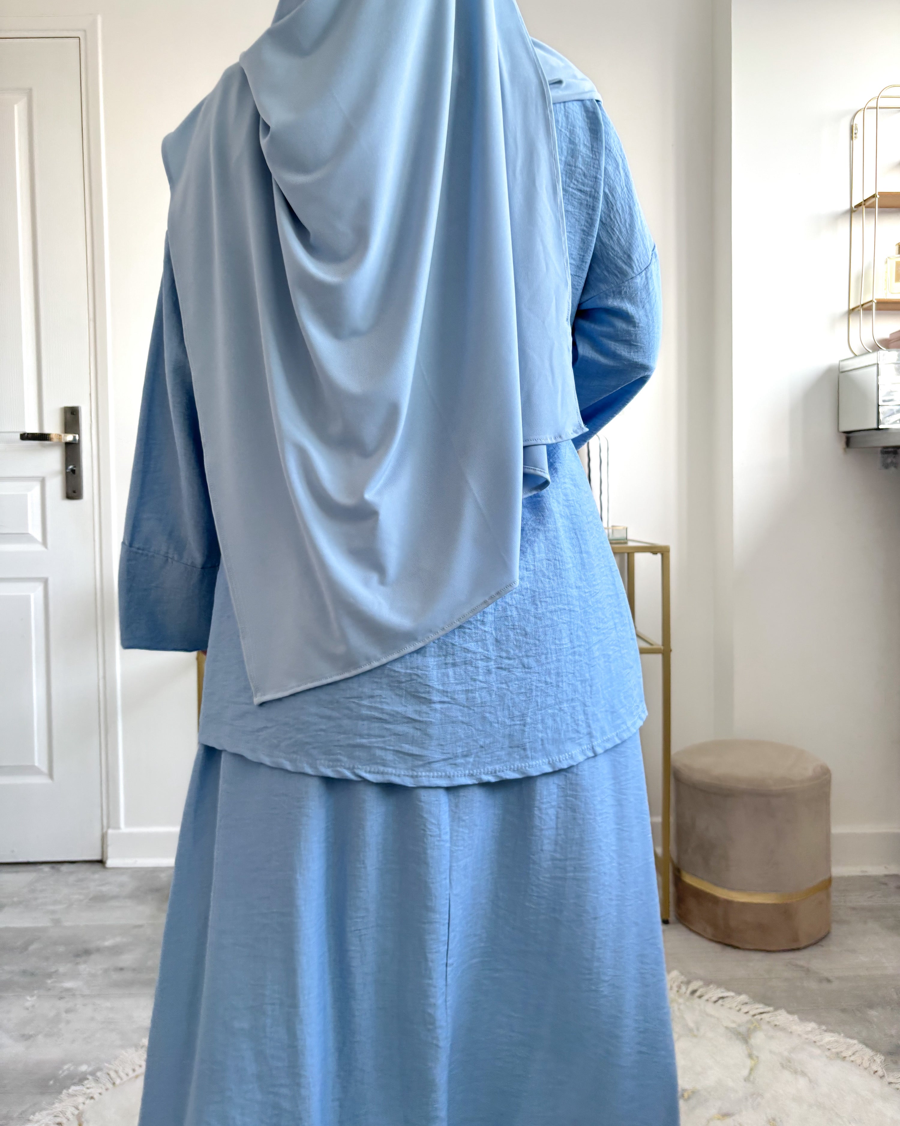 détail ensemble jupe longue et tunique cache coeur bleu pour femmes musulmanes
